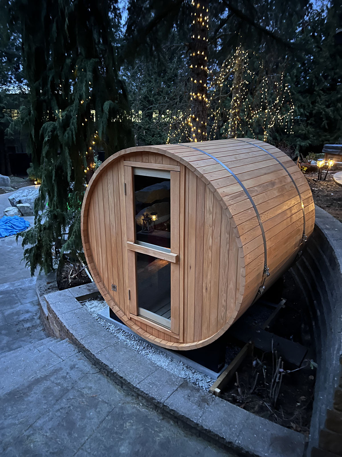 4 Person Outdoor Barrel Sauna, Canadian Hemlock Traditional Steam Barrel Sauna Kit with Outdoor Waterproof Tile, Lava Rocks and More HELIUS