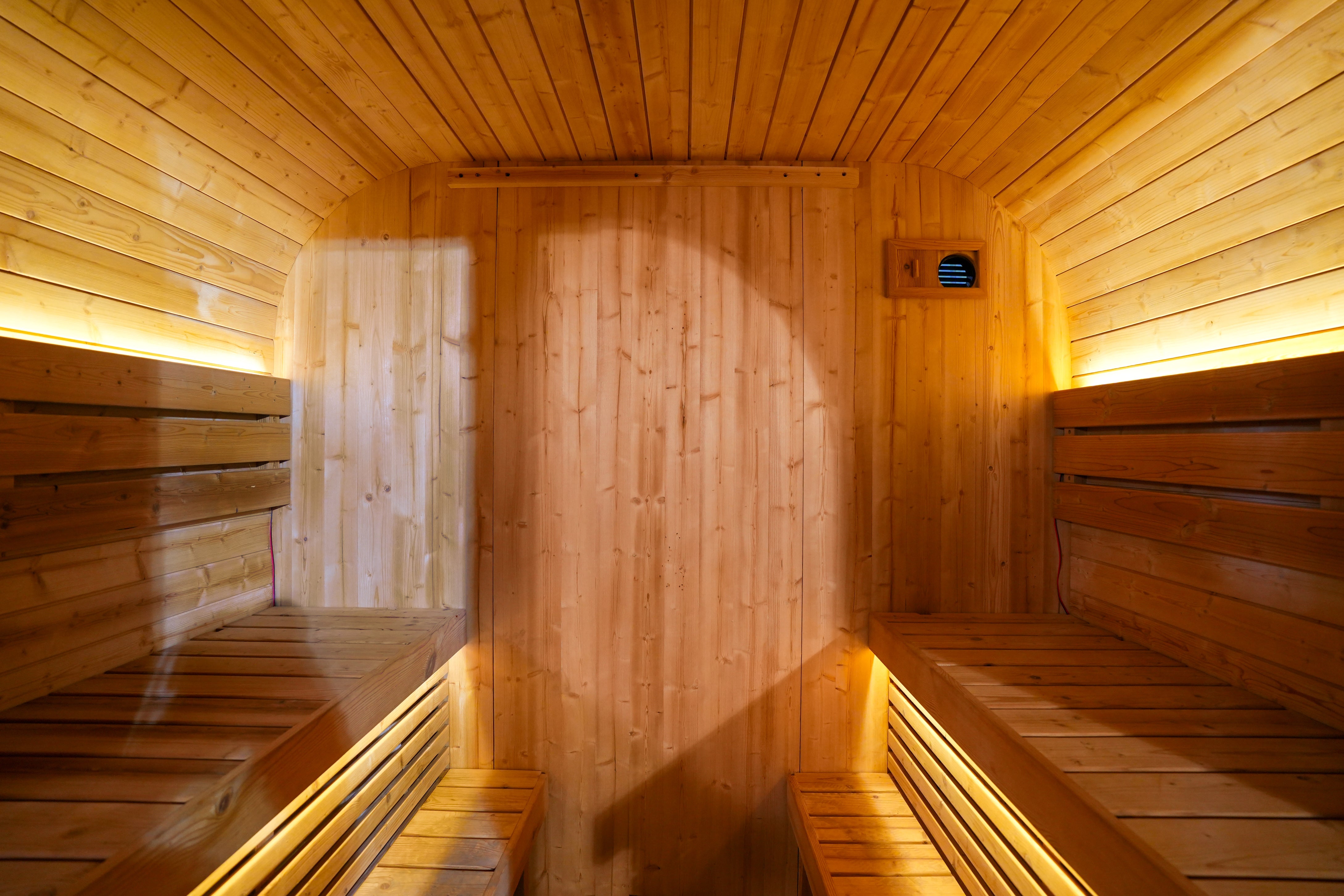 4 - Person Traditional Steam Sauna: Enjoy Shared Relaxation and Wellness