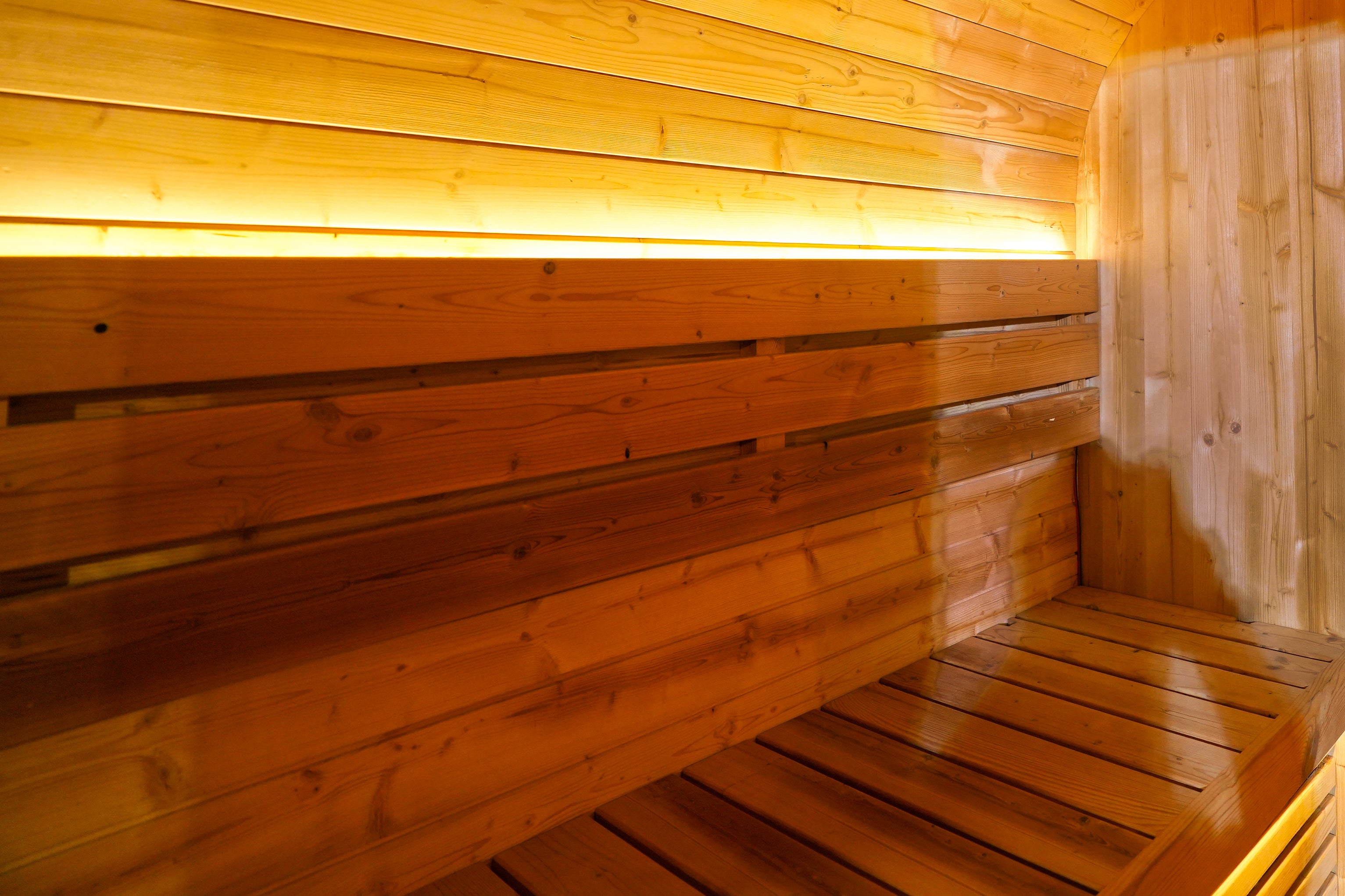 4 - Person Traditional Steam Sauna: Enjoy Shared Relaxation and Wellness