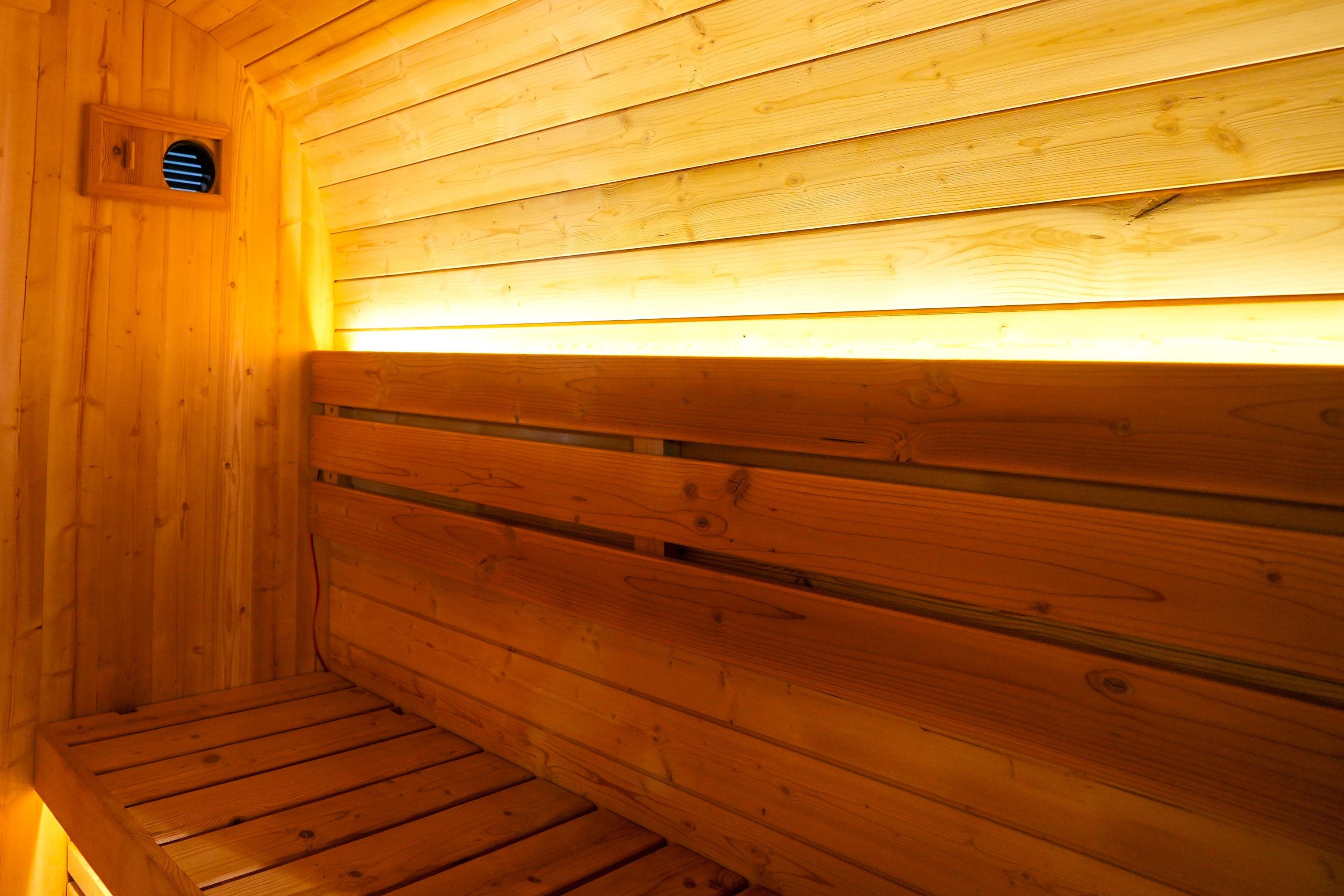 4 - Person Traditional Steam Sauna: Enjoy Shared Relaxation and Wellness
