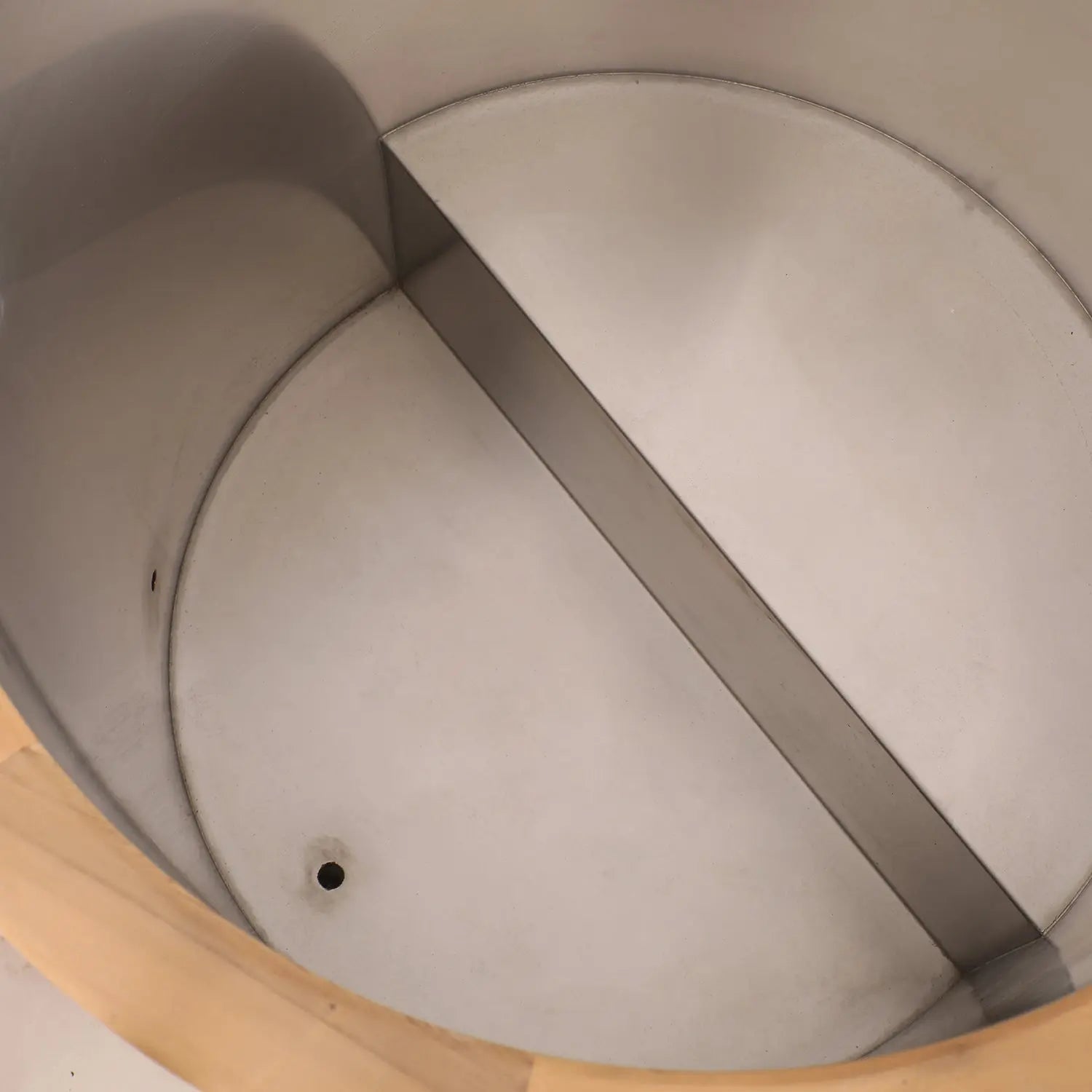 Round Red Cedar Cold Plunge Tub, Cold Plunge Barrel for Human Cryotherapy, Spa & Muscle Recovery – Natural Wood Wellness Design HELIUS