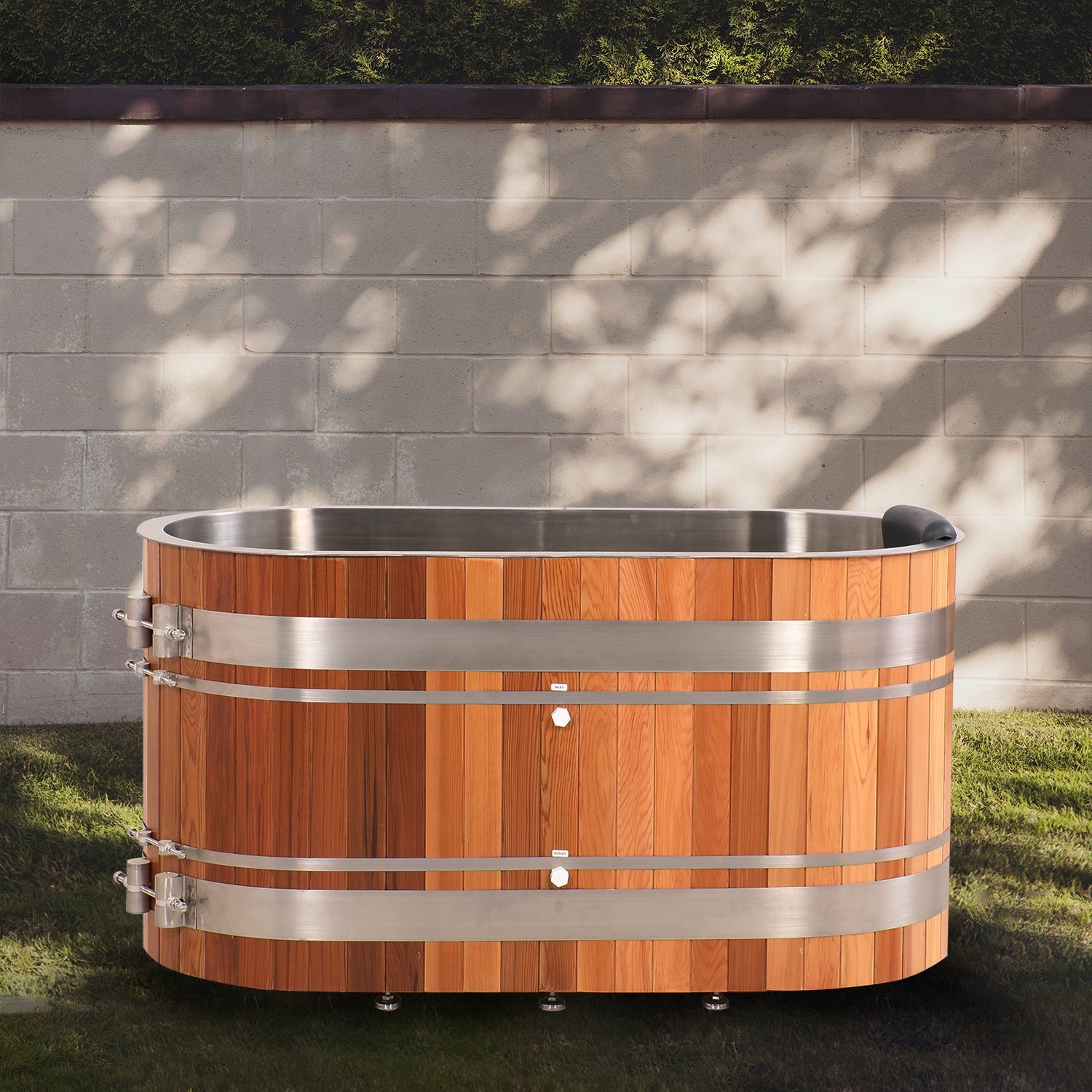 U-Shaped Red Cedar Ice Bath Tub – Ergonomic Cold Plunge Spa Barrel for Cold Water Therapy, Athlete Recovery & Home Wellness, Natural Wooden Wellness Tub